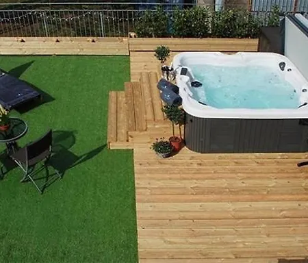 Villa Stunning Luxury Duplex With Hot Tub And Aircon Glenfarg Esterno foto
