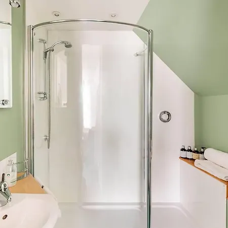 Villa Stunning Luxury Duplex With Hot Tub And Aircon Glenfarg Esterno foto