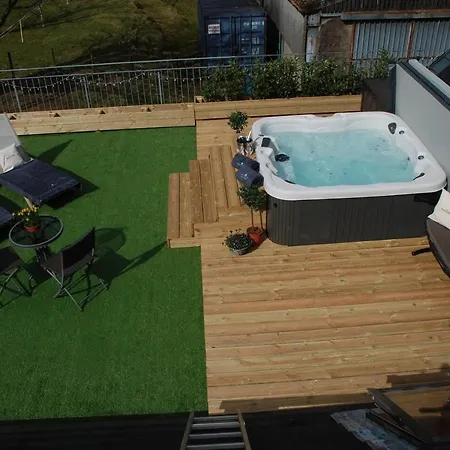 Villa Stunning Luxury Duplex With Hot Tub And Aircon Glenfarg Esterno foto