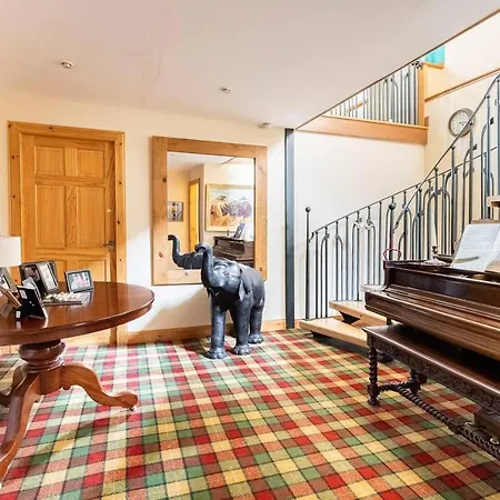 Villa Stunning Luxury Duplex With Hot Tub And Aircon Glenfarg Esterno foto