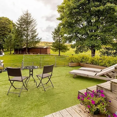Villa Stunning Luxury Duplex With Hot Tub And Aircon Glenfarg Esterno foto