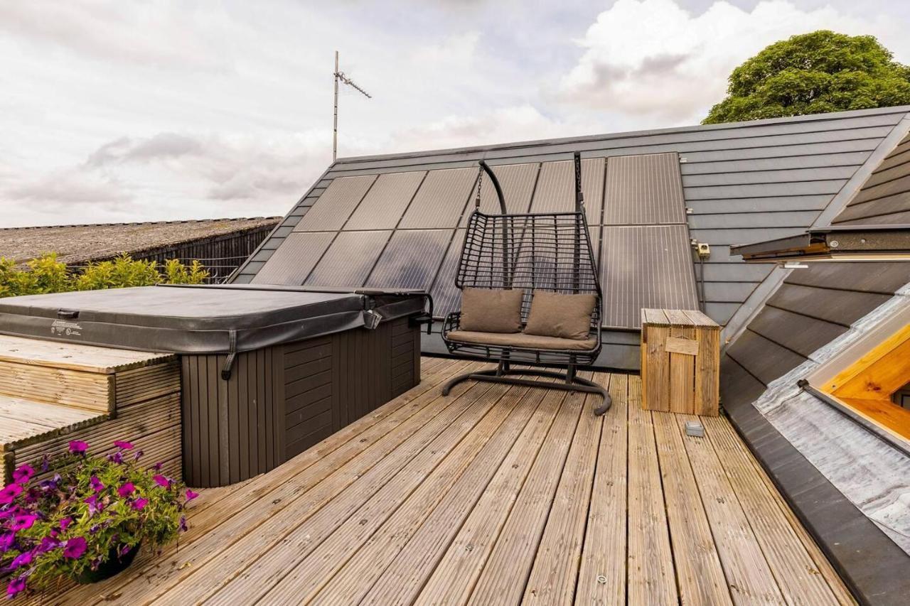 Holiday home Stunning Luxury Duplex With Hot Tub And Aircon Glenfarg