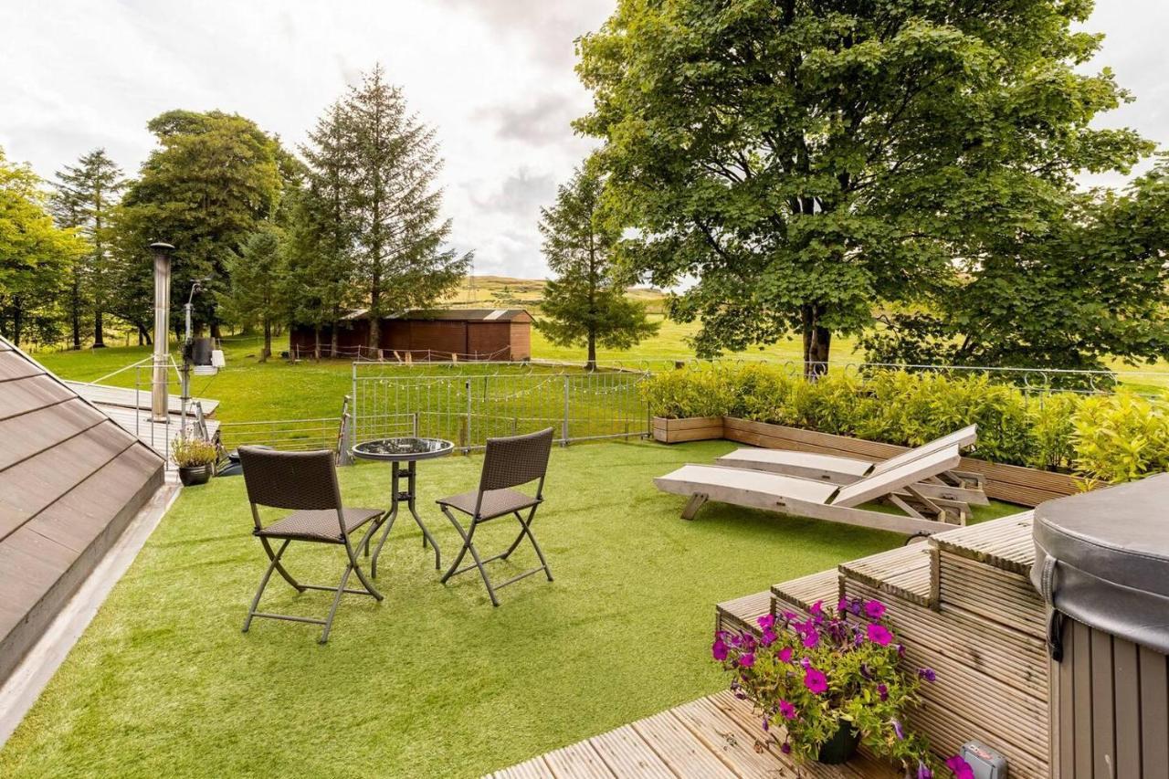 Holiday home Stunning Luxury Duplex With Hot Tub And Aircon Glenfarg