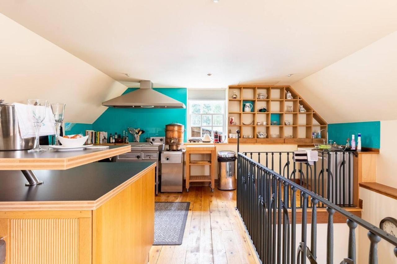 Stunning Luxury Duplex With Hot Tub And Aircon Holiday home Glenfarg